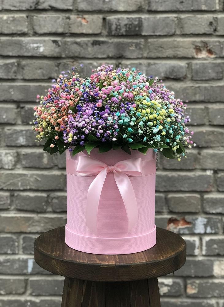 Цветочная композиция из Гипсофила и Розы в шляпной коробке в Долгодеревенское