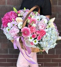 Цветочная композиция из Розы, Хризантемы, Пионы и Лизиантусы в корзине в Долгодеревенское