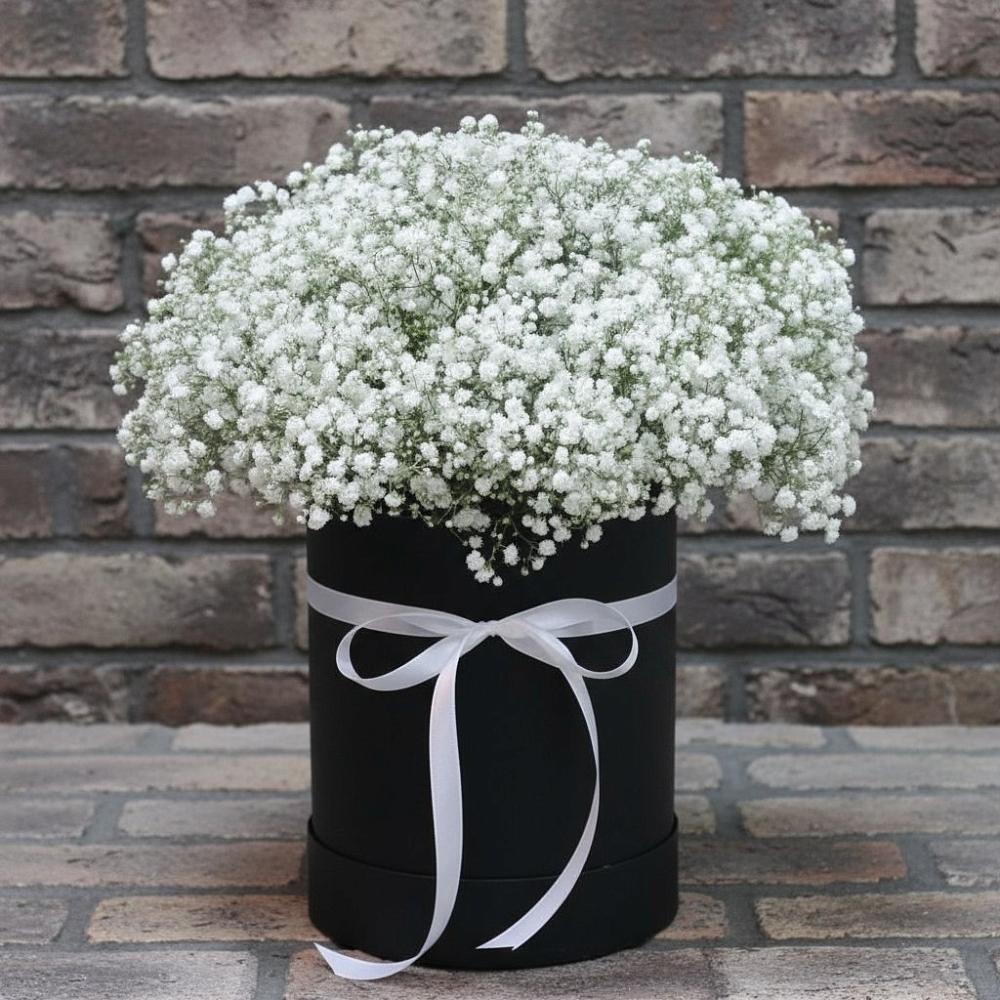 Цветочная композиция из Гипсофила в шляпной коробке в Долгодеревенское