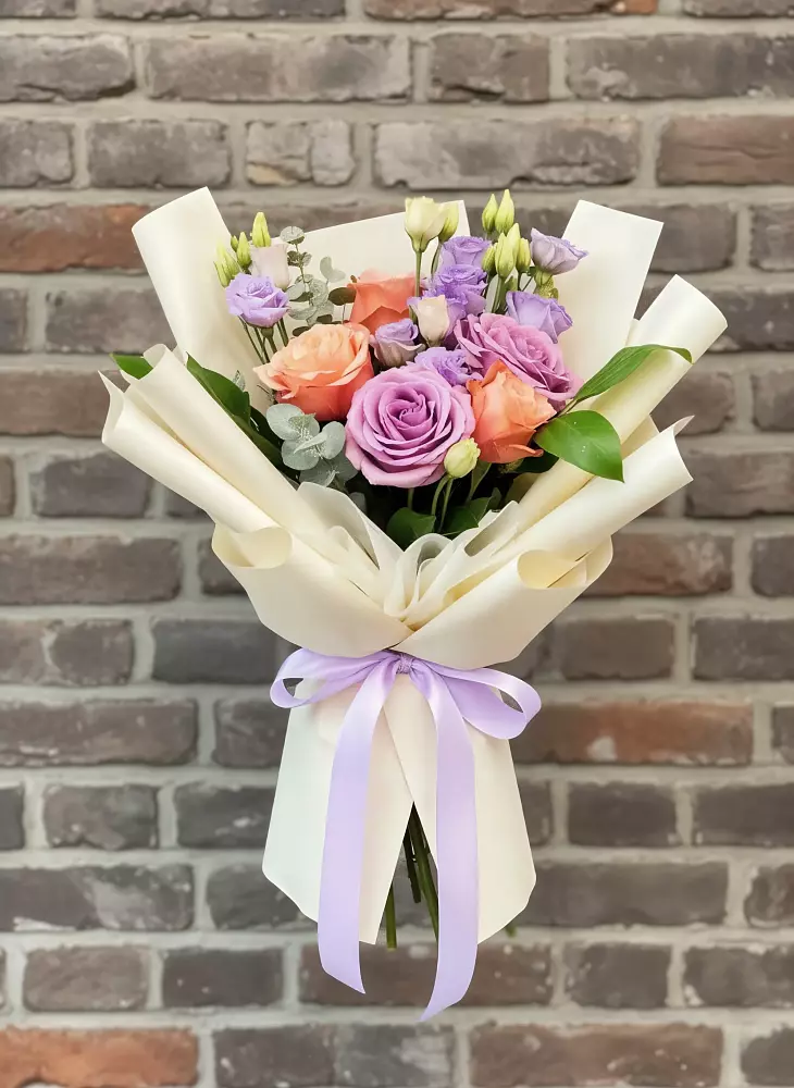 Букет цветов из: Лизиантусы и Розы в Долгодеревенское