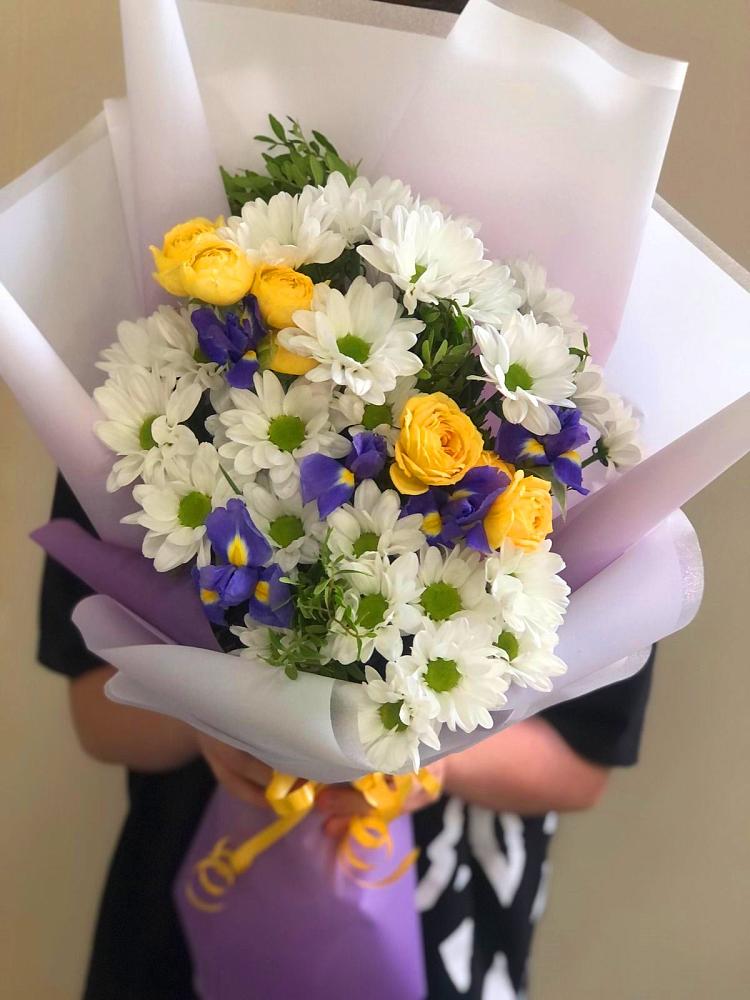 Букет цветов из: Ирисы, Хризантемы и Розы в Долгодеревенское