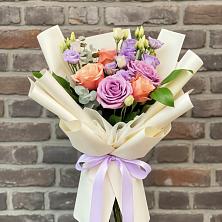 Букет цветов из:  Лизиантусы и Розы в Долгодеревенское