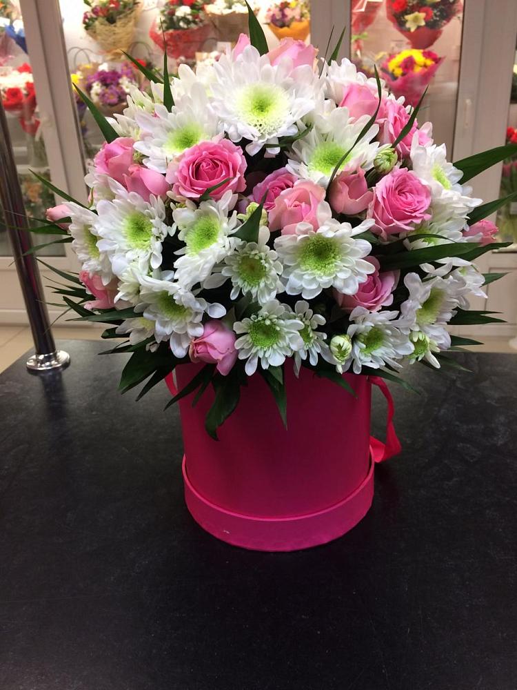 Цветочная композиция из Розы и Хризантемы в шляпной коробке в Долгодеревенское