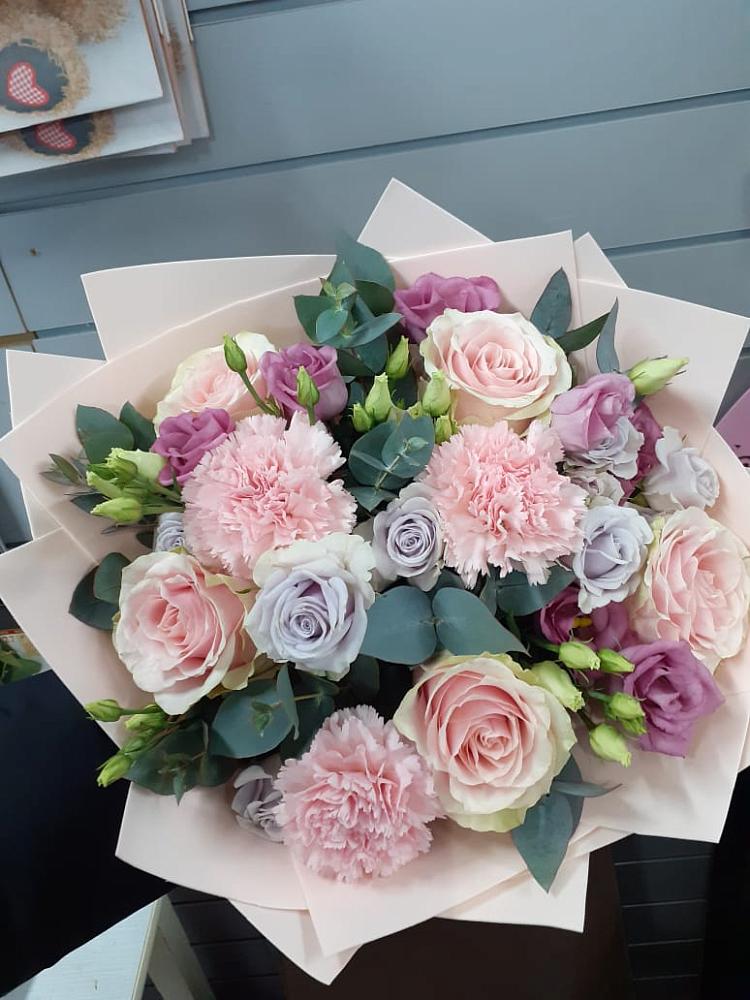 Букет цветов из: Розы, Гвоздики и Лизиантусы в Долгодеревенское