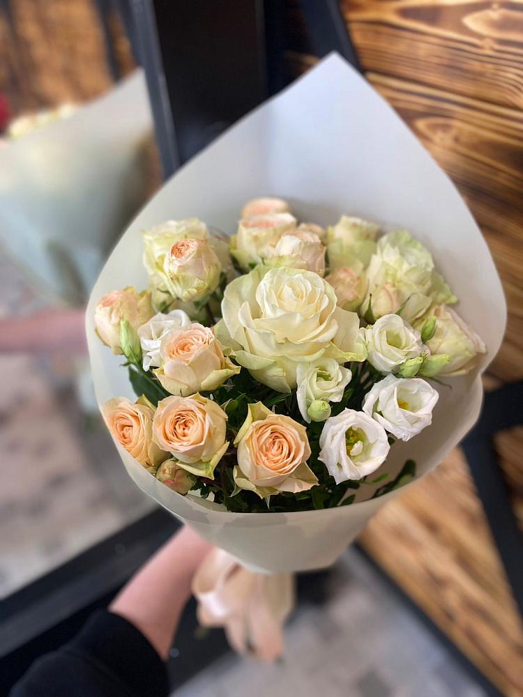 Букет цветов из: Розы и Лизиантусы в Долгодеревенское